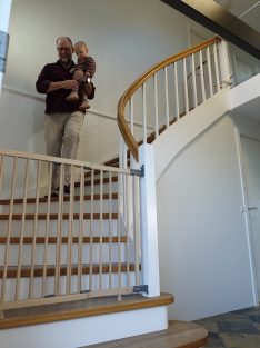   Magas biztonsági kapu lépcsőhöz BabyDan Mona, fa, 65-110 cm