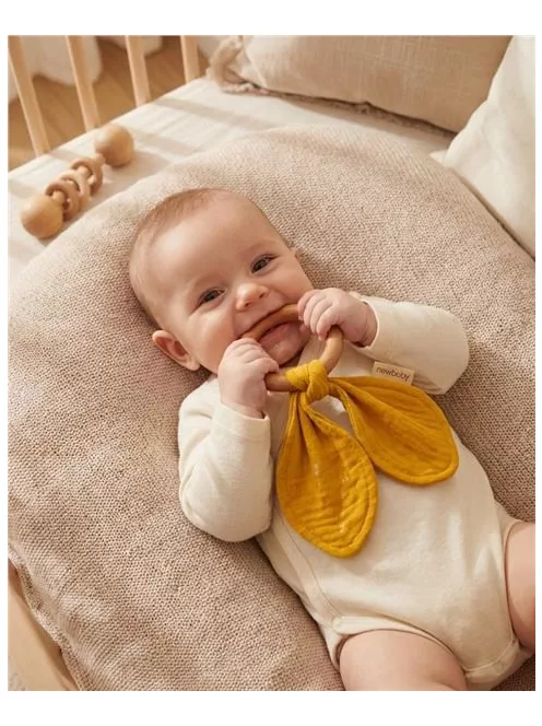 Rágóka levelekkel New Baby Ears mustard